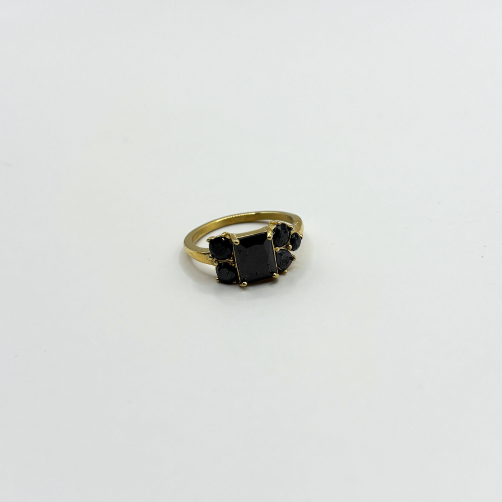 Ring met zwarte steentjes