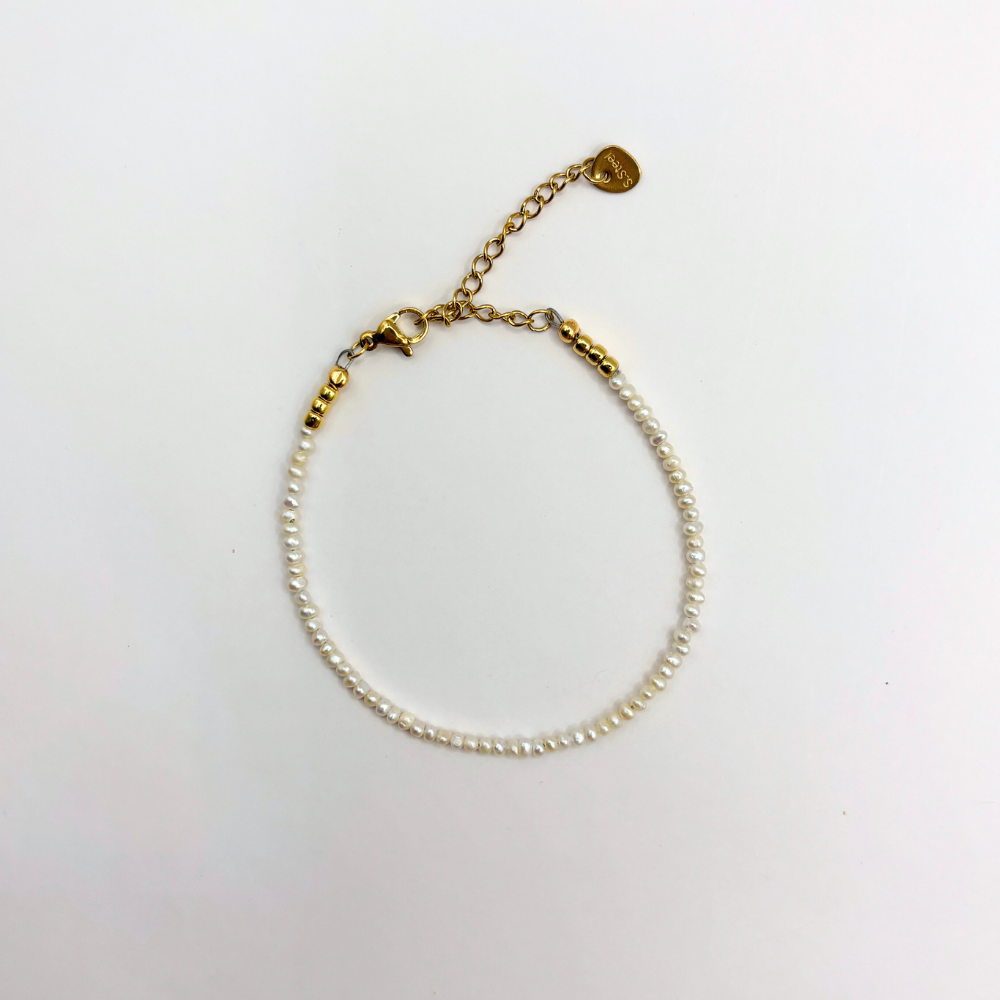 Tiny pearls armband