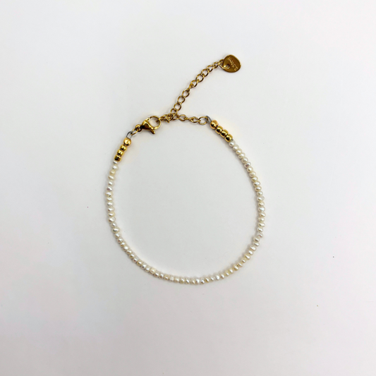 Tiny pearls armband