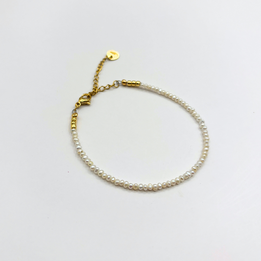 Tiny pearls armband