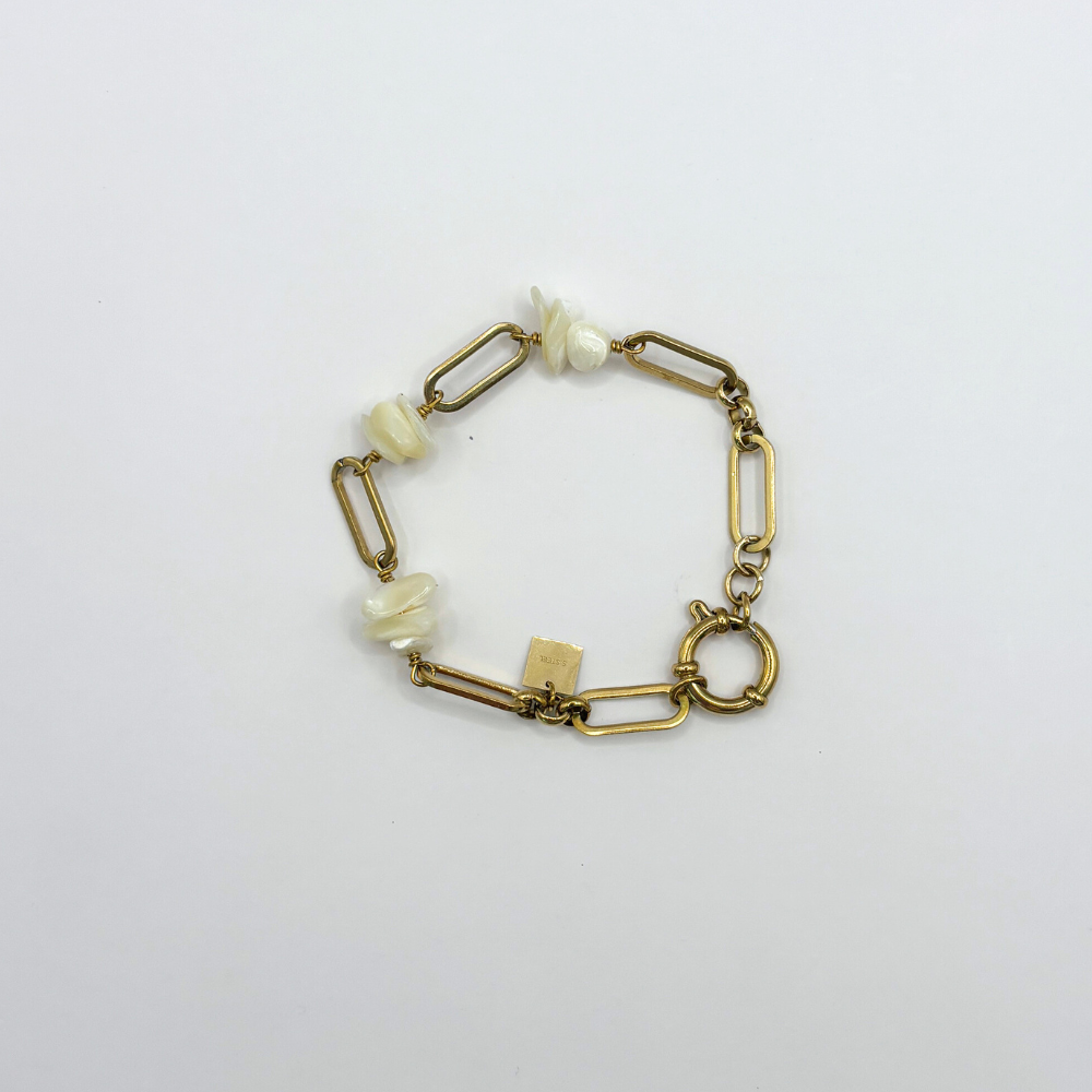 Schakelarmbandje met parelschelpen