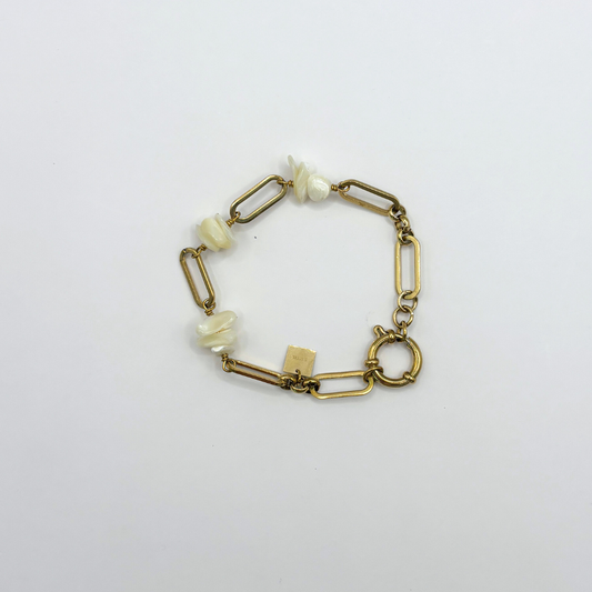 Schakelarmbandje met parelschelpen