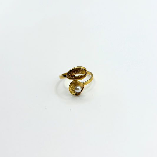 Shell pearl ring