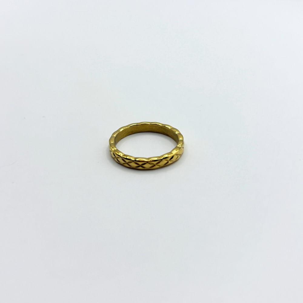 Edgy ring