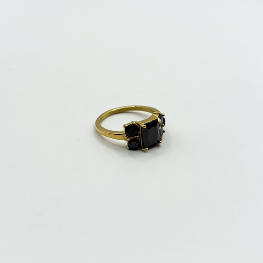 Ring met zwarte steentjes