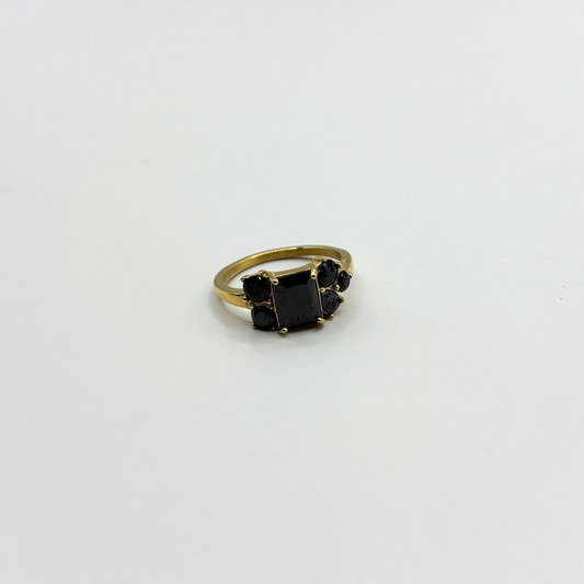 Ring met zwarte steentjes