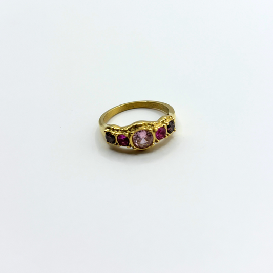 Ring met roze en paarse steentjes