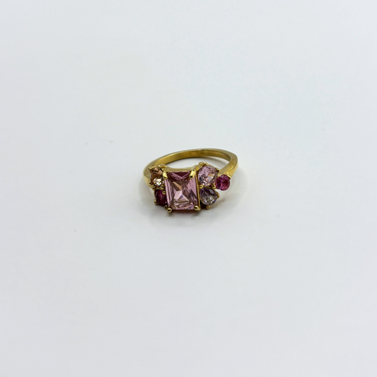 Ring met gekleurde steentjes