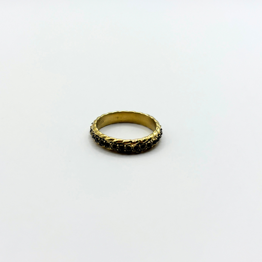 Ring met zwarte steentjes