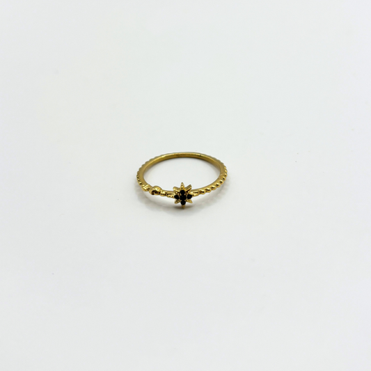 Ring met zwart steentje